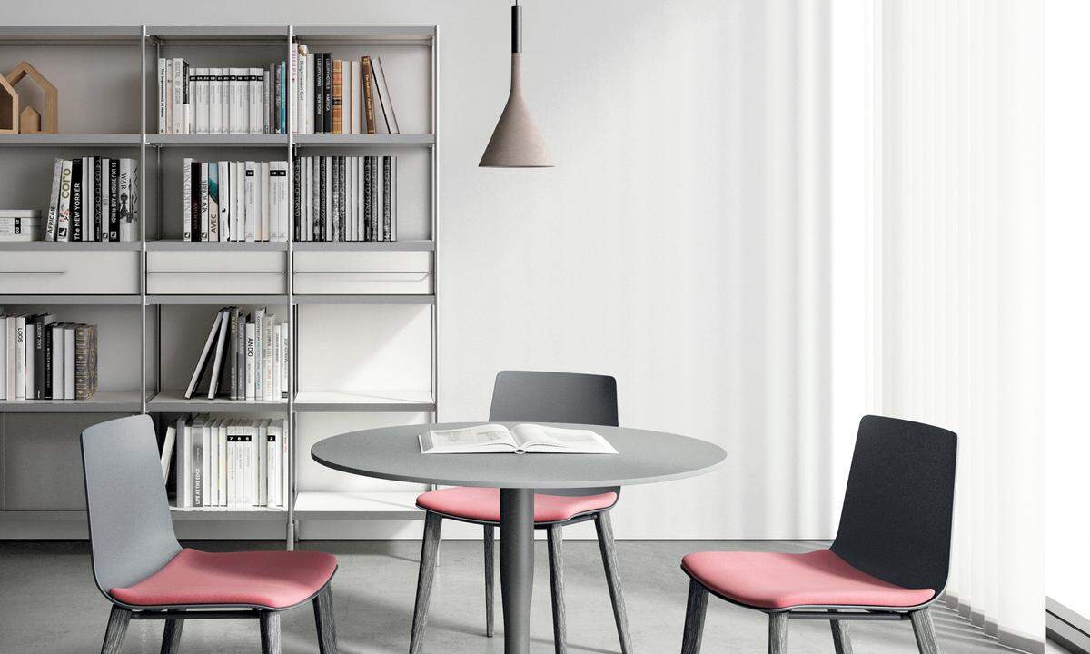 Armlehnen, Kufen, Metall oder Holz – der Slim Chair von Alias ist so vielseitig wie seine Einsatzmöglichkeiten. Design: Pearson Lloyd | alias.design