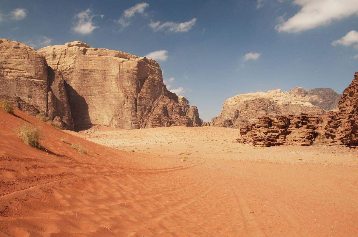 Wadi Rum in Jordanien diente als Vorlage für den Wüstenmond Jedha in "Rogue One". Die Aufnahmen für den Showdown - zwischen Palmen - auf Scarif entstanden auf den Malediven.