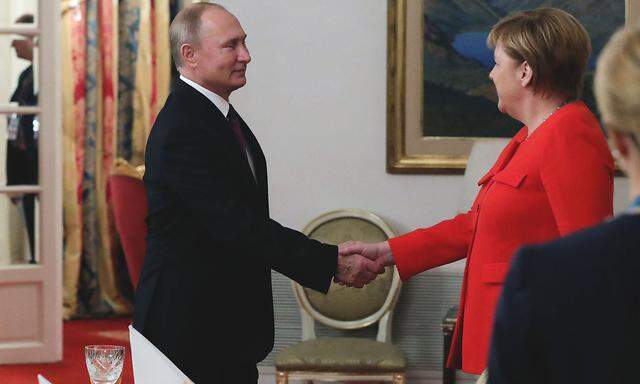 Archivbild von Putin und Merkel.
