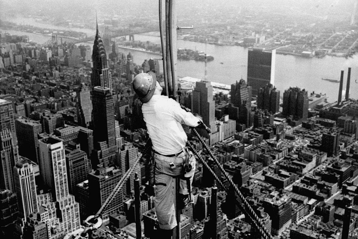 Investor Raskob und Architekt Lamb waren beim Empire State Building somit zum Handeln gezwungen. Dem schlichten Klotz wurde einfach ein zweiter aufgesetzt. Damit wurde der Turm zum neuen Rekordhalter: 381 Meter hoch. mit der 20 Jahre später montierten Antenne brachte es das Empire State building auf knapp 444 Meter.