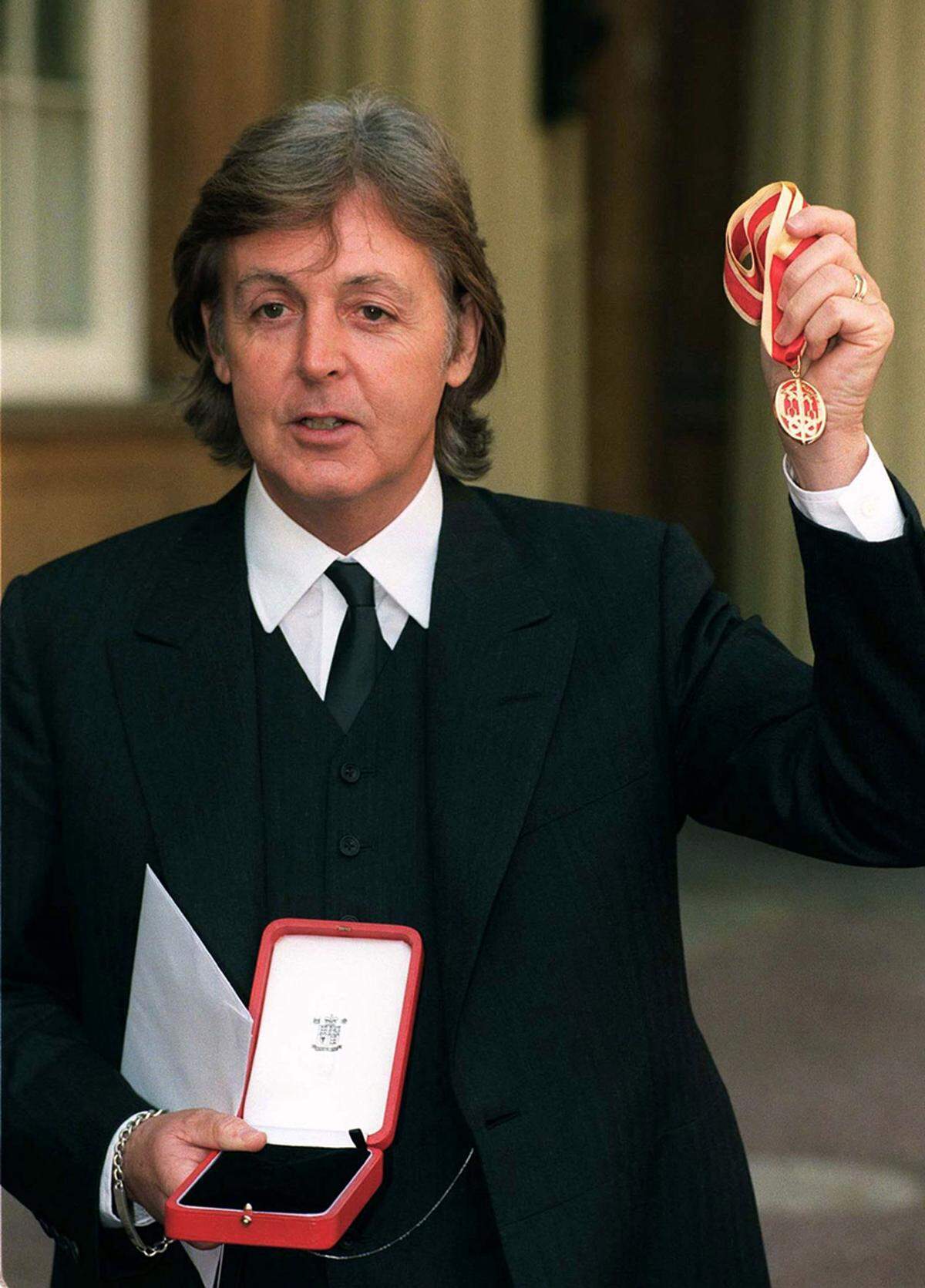 Seit dem Jahr 1997 darf sich der Beatles Begründer offiziell Sir Paul McCartney nennen. Queen Elizabeth II. schlug den Sänger höchstpersönlich zum Ritter.