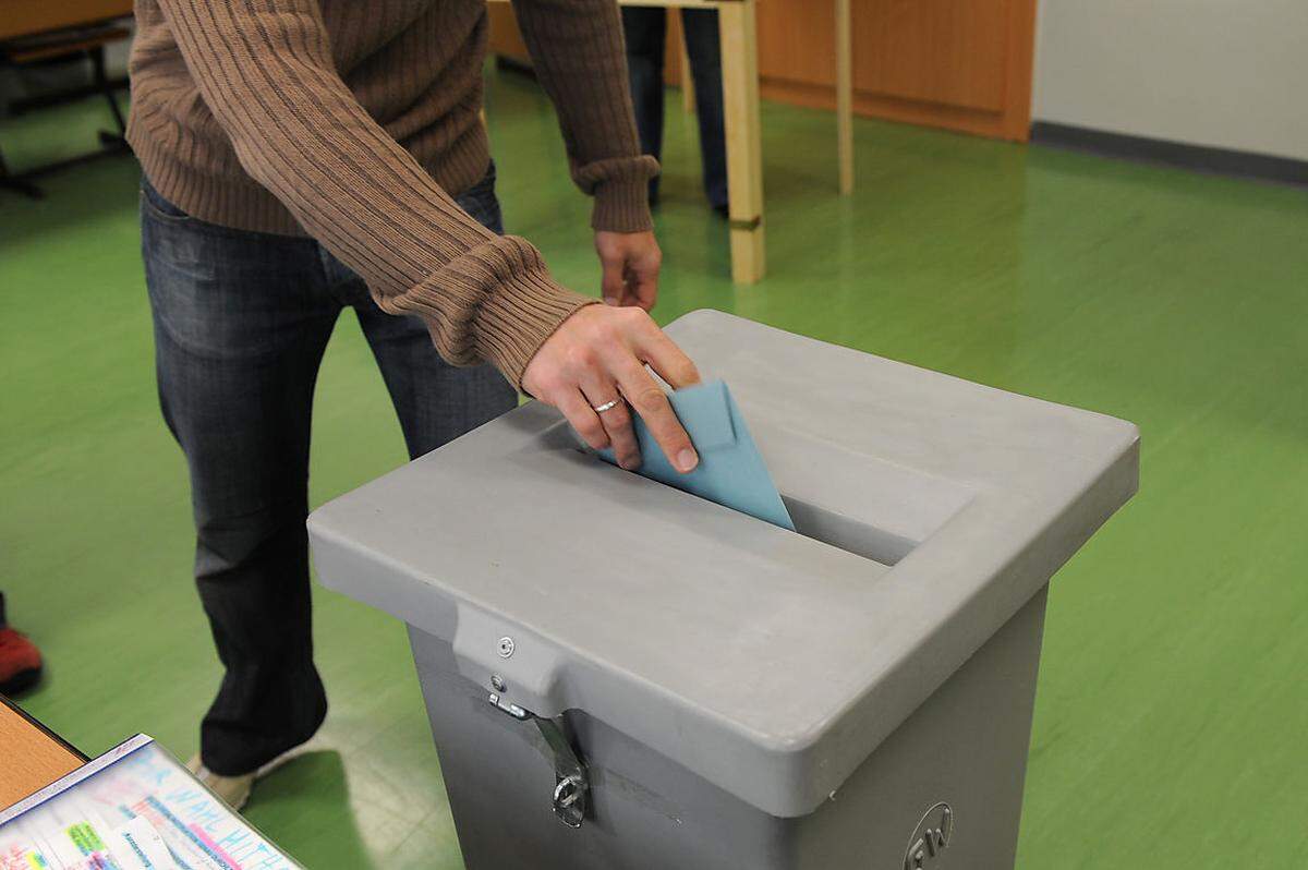 Die Neos möchten zudem, dass EU-Bürger, die schon länger in Österreich ihren Hauptwohnsitz haben, bei allen Wahlen in Österreich teilnehmen dürfen und dass bei der Nationalratswahl 75 Prozent der Mandatare in Einerwahlkreisen gewählt werden.
