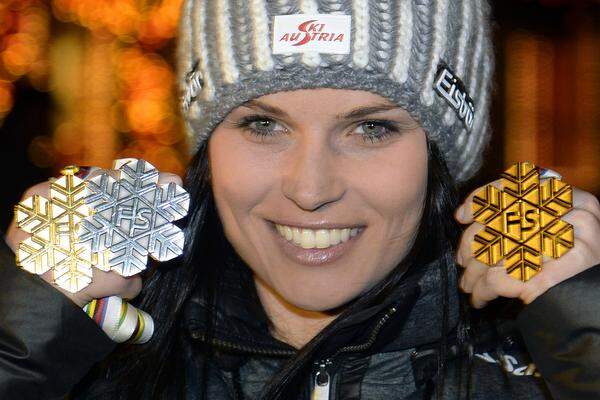 Das ÖSV-Team schürfte bei den dritten Titelkämpfen im Nobel-Skiort in Colorado wieder fleißig Edelmetall. Anna Fenninger gewann zweimal Gold (Super-G, RTL), Marcel Hirscher steuerte Gold mit dem Team und in der Kombination sowie einmal Silber (Riesentorlauf) bei. Insgesamt verbuchte Österreich neun Medaillen (5/3/1).