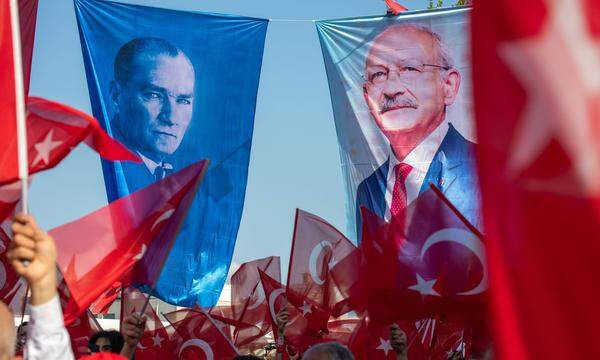 Wahlkampf in der Türkei: Kemal Kılıçdaroğlu (r.) neben einem Transparent des Republikgründers Atatürk. 