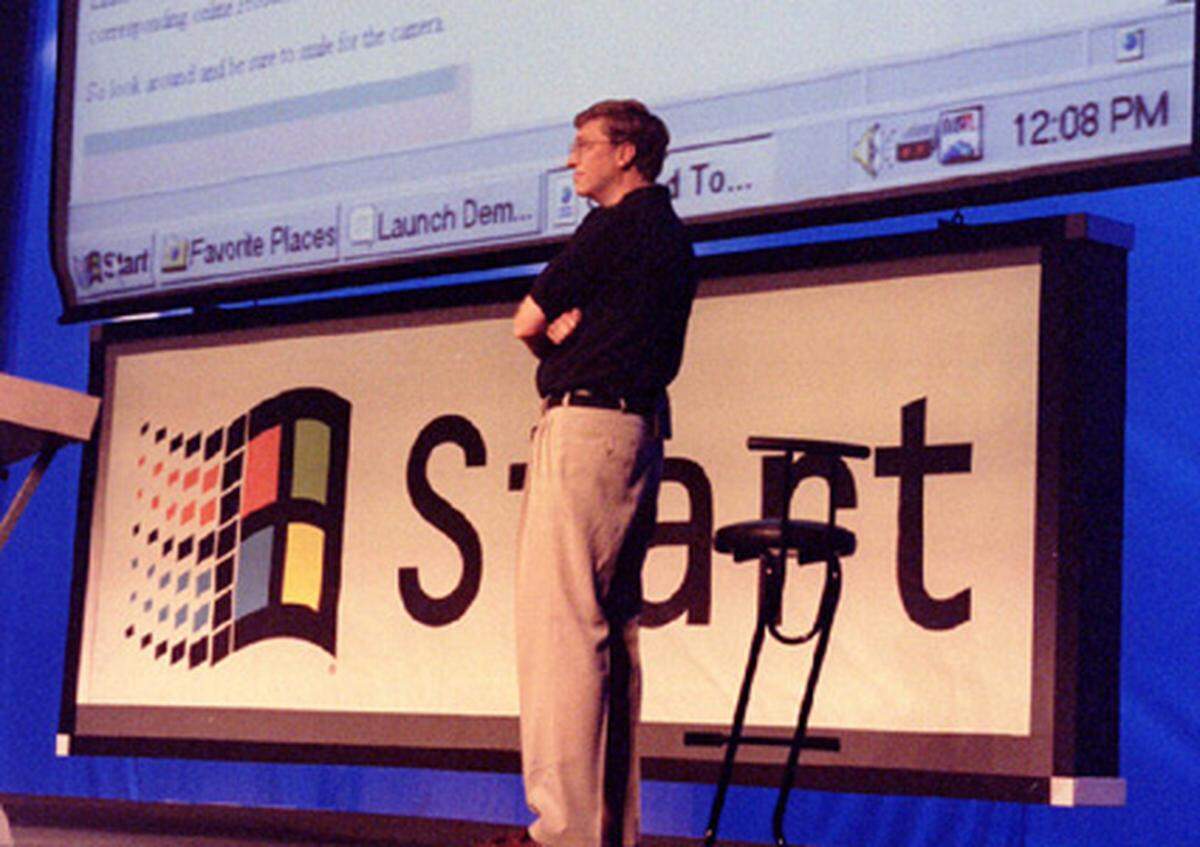 Am 24. August 1995 stellte Microsoft der Welt erstmals das fertige Betriebssystem Windows 95 vor. Es sollte einen Neuanfang für Microsoft und seine Betriebssystem-Strategie darstellen. Firmenchef Bill Gates führte im Hauptquartier in Redmond die Funktionen von Windows 95 vor.