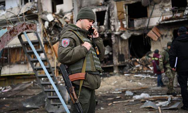 Die ukrainische Armee rief die Bevölkerung auf, den russischen Vormarsch mit allen Mitteln zu stoppen.