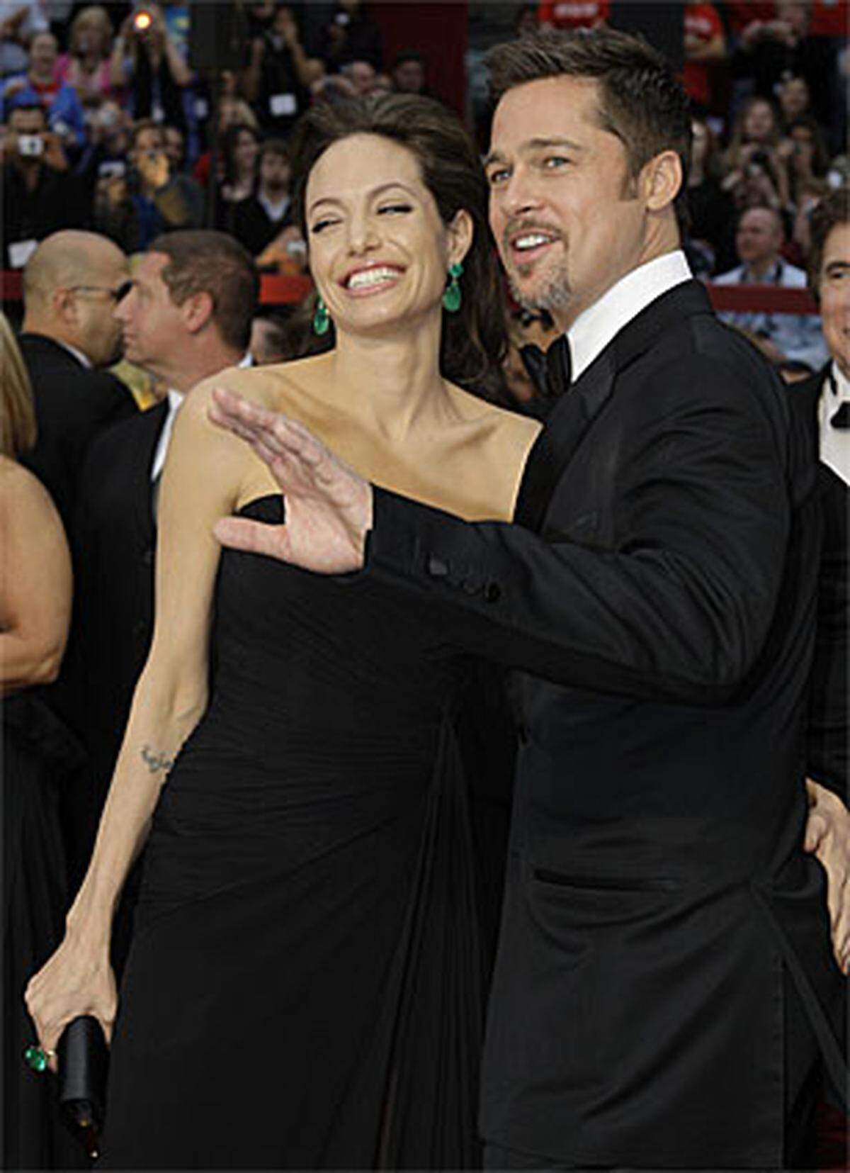 Angelina Jolie und Brad Pitt in schlichtem Schwarz: Sie wurden in den Hauptkategorien Beste Hauptdarstellerin und Bester Hauptdarsteller nominiert.
