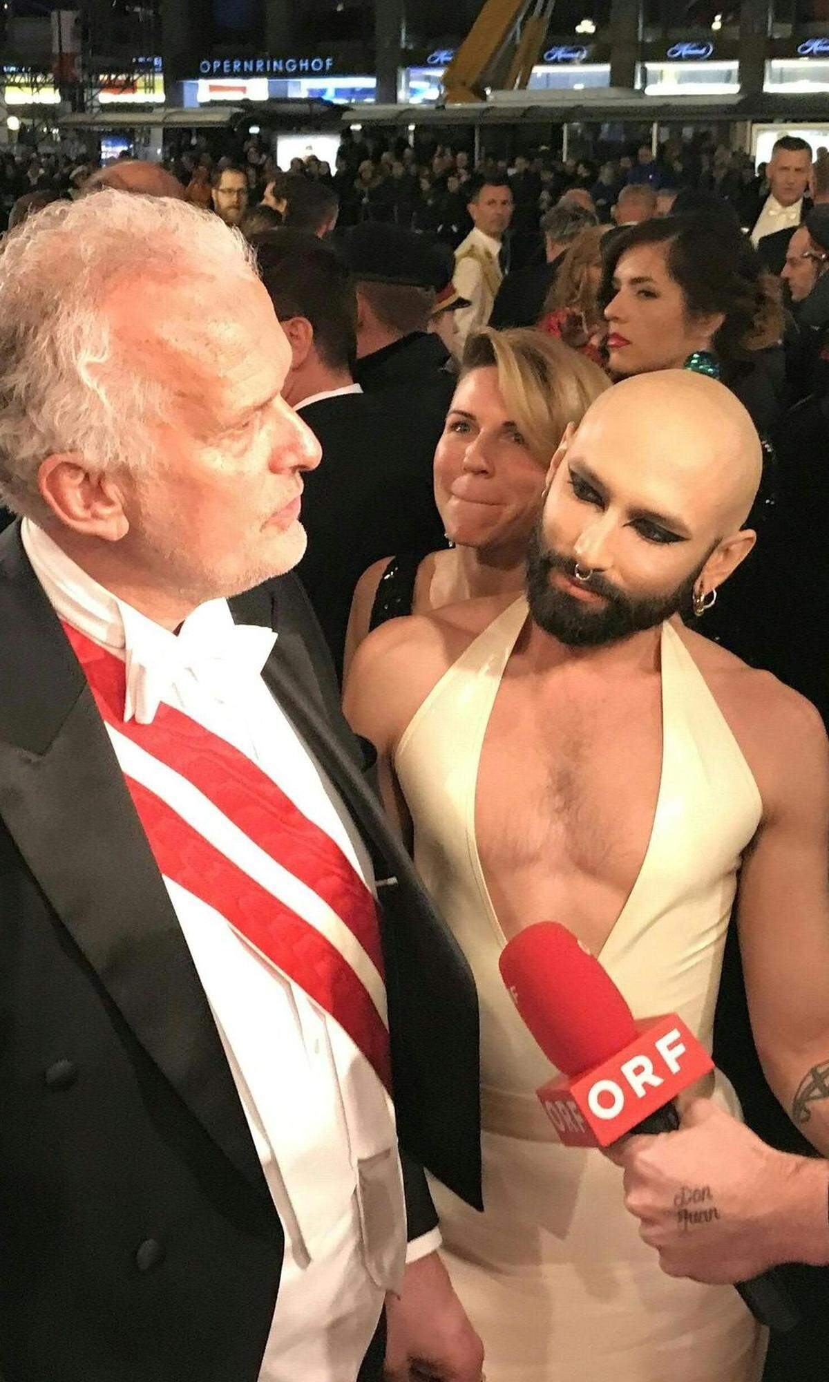 Conchita alias Tom Neuwirth in Latex und mit Glatze, ganz neu, wenn das kein Vorgeschmack auf das nächste Projekt ist. Der Sänger kam übrigens auf Einladung von Justizminister Josef Moser (ÖVP) zum Fest.