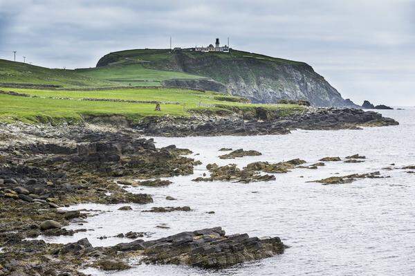 Wer gewaltige Landschaften und deftiges Essen liebt, ist hier genau richtig. Am nördlichsten Punkt Großbritanniens gibt es Küstenwanderwege, von denen aus man Otter und Orcas beobachten kann. Fish-and-Chips sowie Whisky sind hier ebenfalls ein Muss.