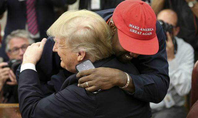 Kanye West umarmte den US-Präsidenten innig. 