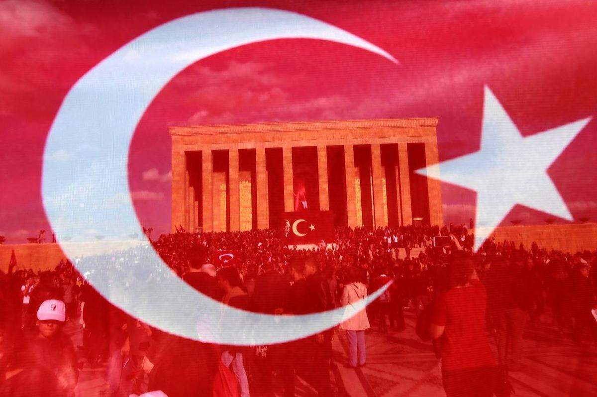 Die Türkei bleibt in anderer Hinsicht auf der politischen Agenda: Der türkische Präsident Recep Tayyip Erdogan dürfte nächstes Jahr eine ihm auf den Leib geschneiderte Verfassung bekommen, die ihm unter anderem das Regieren per Dekret ermöglichen wird. Das dafür erforderliche Verfassungsreferendum dürfte im Sommer stattfinden. Mit Spannung wird erwartet, ob Erdogan auch Ernst macht mit seiner Ankündigung, die Todesstrafe wieder einzuführen. Das wäre der Todesstoß für die Beitrittsverhandlungen mit der EU. 