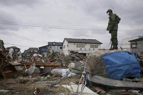 Freitag (25. März): Das Militär sucht in Onagawa weiterhin nach Opfern des Tsunami.