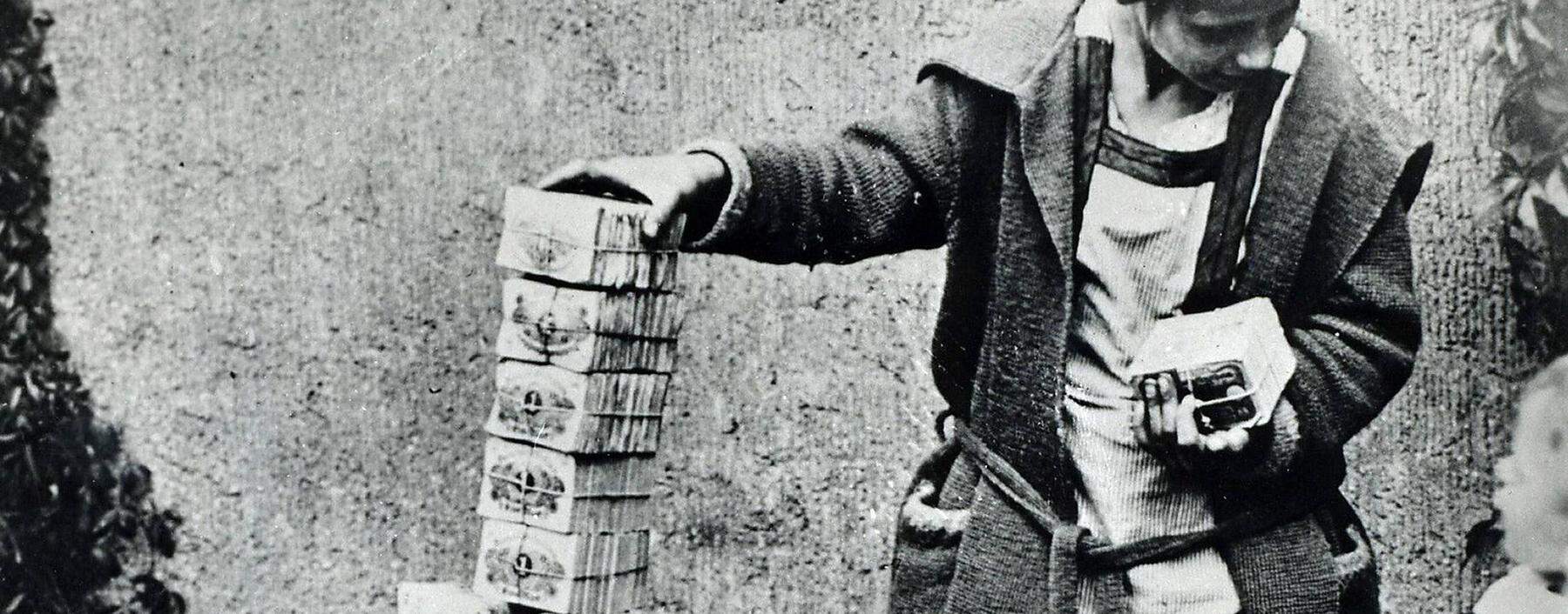  Während der Hyperinflation nach dem Ersten Weltkrieg spielten Kinder mit Millionen.