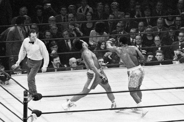 15. November 2011: Muhammad Ali gibt in Philadelphia Joe Frazier das letzte Geleit. Der ehemalige Boxer war am 7. November im Alter von 67 Jahren gestorben. 14. September 2012 Auszeichnung mit der Freiheitsmedaille für sein soziales Engagement.