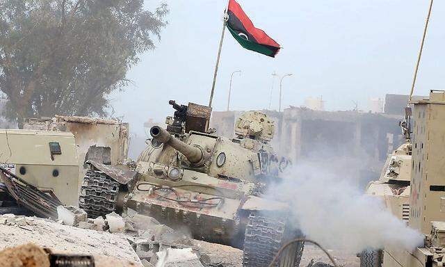 Ein Panzer der regierungstreuen Truppen in Sirte.