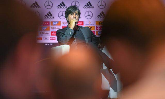 Bundestrainer Joachim Löw gab am Dienstag nicht nur den deutschen WM-Kader bekannt, er stellte sich auch schützend vor Mesut Özil und Ilkay Gündogan. vorlŠufiger WM-Kader