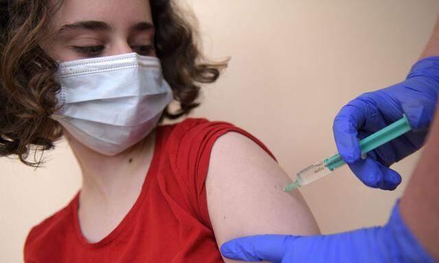 In den USA wird nach einer Empfehlung der dortigen Gesundheitsbehörde CDC der Pfizer-Impfstoff bereits bei Jugendlichen eingesetzt. Hier wird ein Mädchen in Louisiana damit geimpft. (Archivbild)
