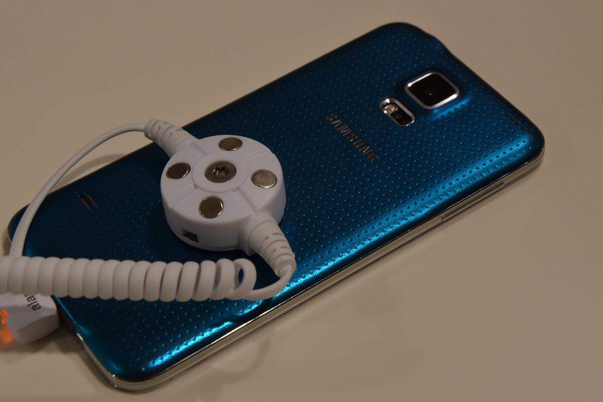 das Galaxy S5 auch in einem schimmernden Blau anbieten.