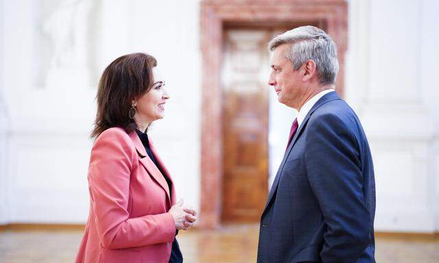 Justizministerin Alma Zadic (Grüne) und Martin Kreutner (Leiter U-Kommission).