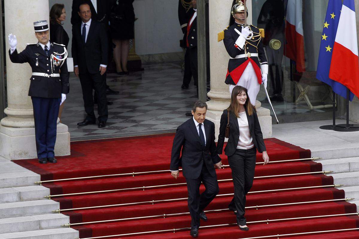 Die Justiz in Paris ermittelt zu dem Vorwurf, der Élysée-Palast habe unter Sarkozy in den Jahren 2007 bis 2012 ohne ordnungsgemäße öffentliche Ausschreibung eine Reihe von Umfragen in Auftrag gegeben. Profitiert haben soll davon insbesondere sein einstiger Berater Patrick Buisson über sein Beratungsunternehmen Publifact. Der dem äußersten rechten Lager zugerechnete Buisson war es auch, der heimlich auf einem Diktiergerät hunderte Stunden Gespräche Sarkozys im Élysée-Palast und andernorts aufnahm. Die Enthüllung der Mitschnitte löste Anfang März Wut und Fassungslosigkeit bei den Konservativen aus.Im Bild: Nicolas Sarkozy mit seiner Frau Carla auf den Stufen des Élysée-Palastes.
