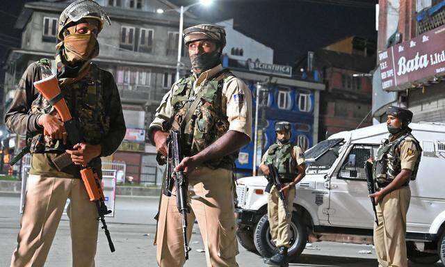 Indische Sicherheitskräfte kontrollieren die Straßen in Srinagar, der Hauptstadt des indischen Teils von Kaschmir. Tausende zusätzliche Soldaten wurden zuletzt dort stationiert. 