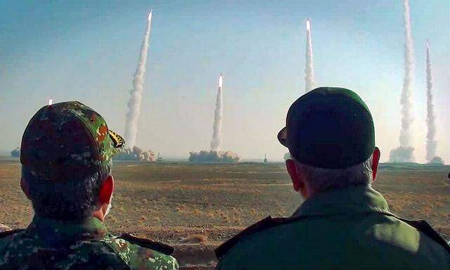 Iranisches Militärmanöver. Die kurdische Opposition fordert, dass auch über Teherans Raketenprogramm und Kampfeinsätze in der Region verhandelt wird.