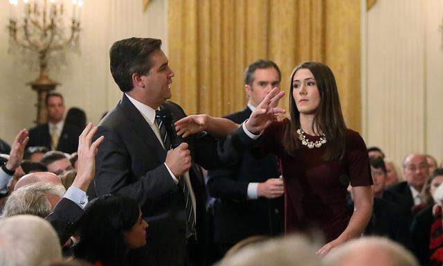 Mit dem Versuch, Acosta das Mikrofon zu entreißen, erlangte diese Praktikantin im Weißen Haus ein klein wenig Berühmtheit..