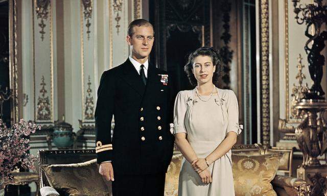 Prinzessin Elizabeth und Prinz Philip kurz vor ihrer Hochzeit 1947 im Buckingham Palace.