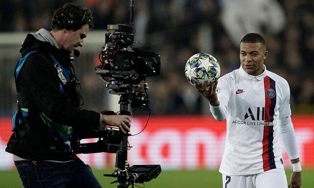 PSG-Star Kylian Mbappé und eine TV-Kamera