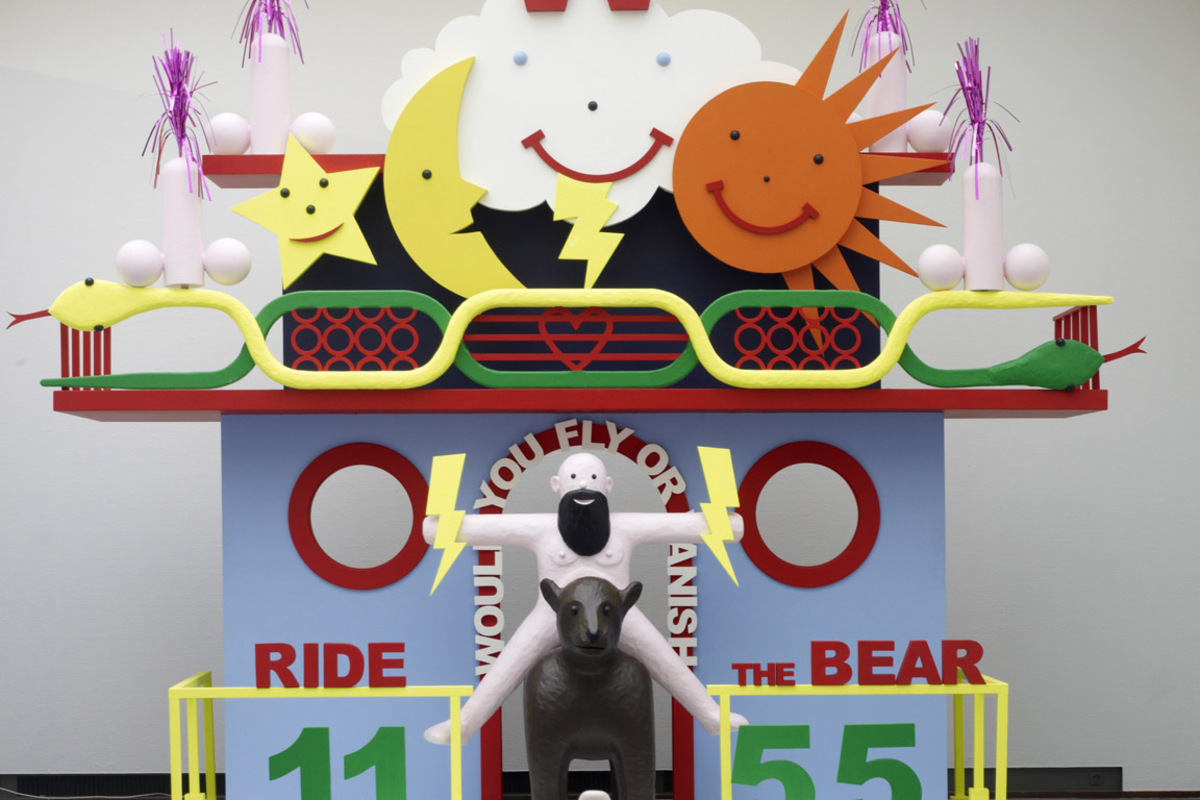 Das Draußen und Drinnen einer fiktiven Grabstätte installierte Beirendonck in Kunstgalerien.