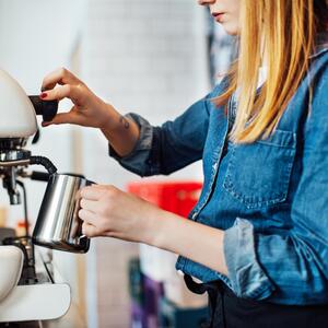 Jeder zweite 17-Jährige aus einer gut situierten Familie in Deutschland hat bereits Erfahrungen mit Nebenjobs und will sein eigenes Geld verdienen.