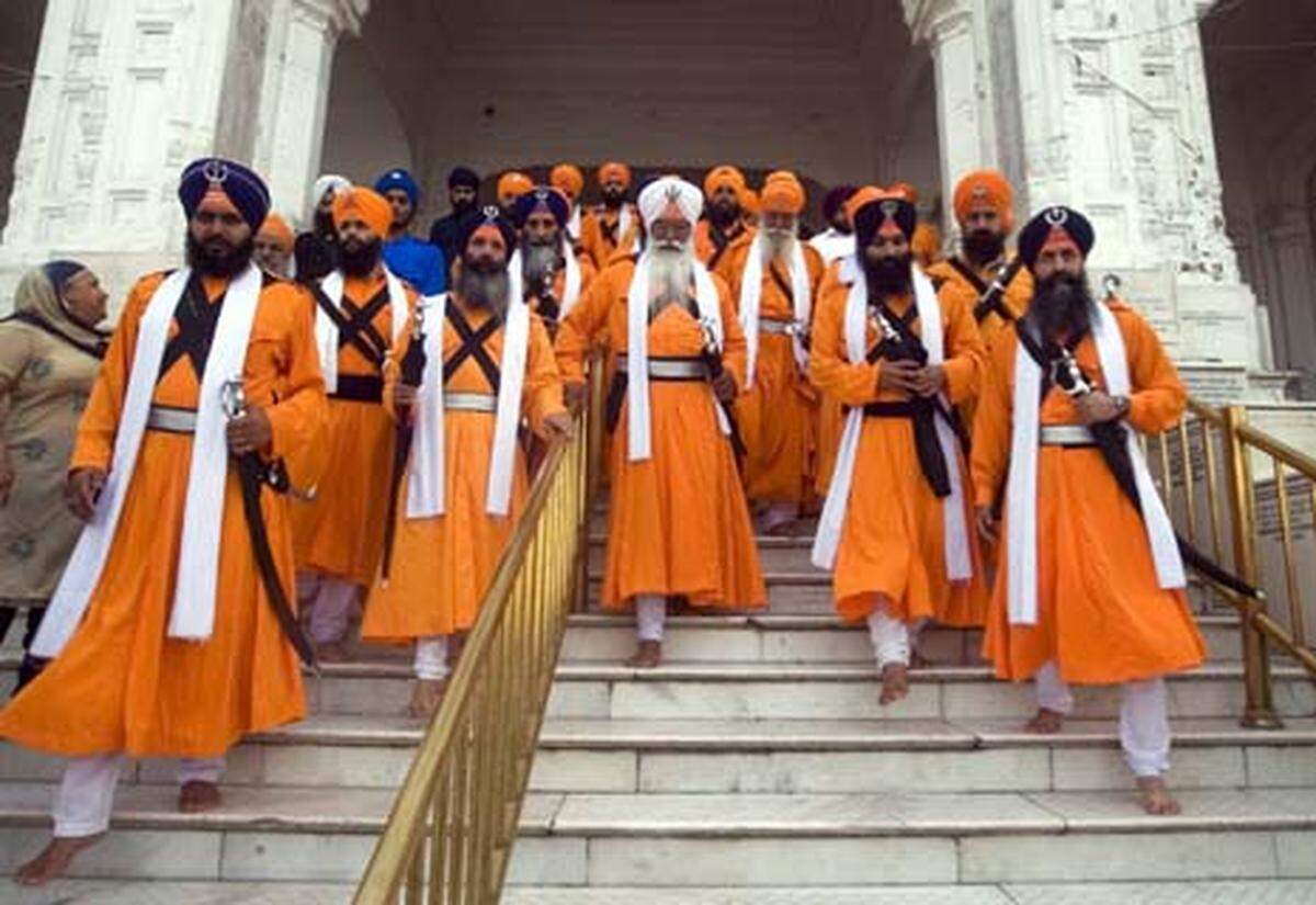 Die Sikhs verehren zehn menschliche Gurus, von Guru Nanak Dev bis Guru Gobind, die die grundlegenden Lehren der Religion verkündet hatten. Seit dem Tod von Guru Gobind 1708 wird das heilige Buch Guru Granth Sahib als "elfter und lebender Guru" verehrt. Er enthält Aussprüche und Lehren der Sikh-Gurus und anderen von den Sikhs anerkannten spirituellen Lehrern.