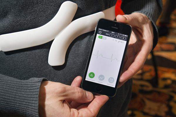 Dieser Gurt von Qardio zeichnet ein vollständiges EKG auf, das am Smartphone angezeigt wird und dann auch direkt an Ärzte weitergeleitet werden kann. 550 Dollar wird das Gerät kosten, das im Sommer auf den Markt kommen soll.