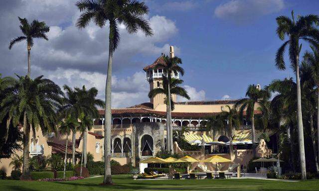 "Mein wunderschönes Zuhause, Mar-A-Lago in Palm Beach, Florida, wird derzeit von einer großen Gruppe von FBI-Agenten belagert, durchsucht und besetzt", ließ der frühere US-Präsident wissen. Die Durchsuchung sei "weder notwendig noch angemessen" gewesen. 