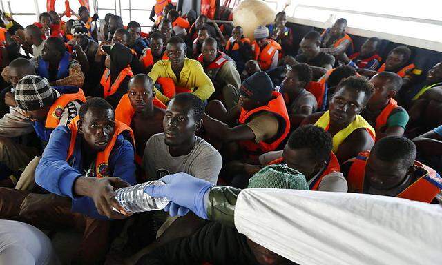 Flüchtlinge, die mit einem Schlauchboot die Überfahrt versucht hatten, nach ihrer Rettung
