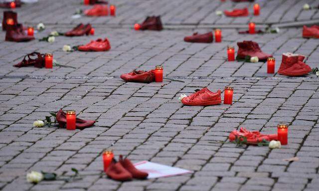  Rote Schuhe mit Grablichtern und weißen Rosen: So machte man in Tübingen 2021 auf Gewalt gegen Frauen aufmerksam.