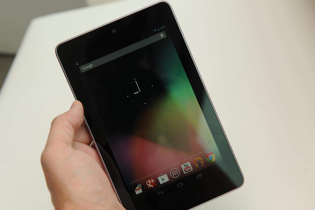 Das Nexus 7 dürfte derzeit das wohl begehrteste Android-Tablet sein. Google kam teilweise mit der Auslieferung nicht hinterher. Gefertigt wird das Gerät aber von Asus, die das Tablet auf der IFA dabei hatten. DiePresse.com konnte das Nexus 7 daher ausprobieren, obwohl es in Österreich frühestens Ende September erhältlich sein wird.Text und Bilder: Daniel Breuss