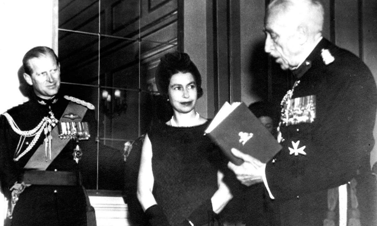 Einige britische Medien halten frühere Affären des stattlichen Prinzen für möglich, etwa mit der inzwischen verstorbenen Tänzerin Pat Kirkwood. Er besuchte sie 1948 in ihrer Garderobe und lud den Star zum Dinner ein, als Elizabeth schwanger war. Kirkwood betonte aber stets, niemals ein Techtelmechtel mit Philip gehabt zu haben.