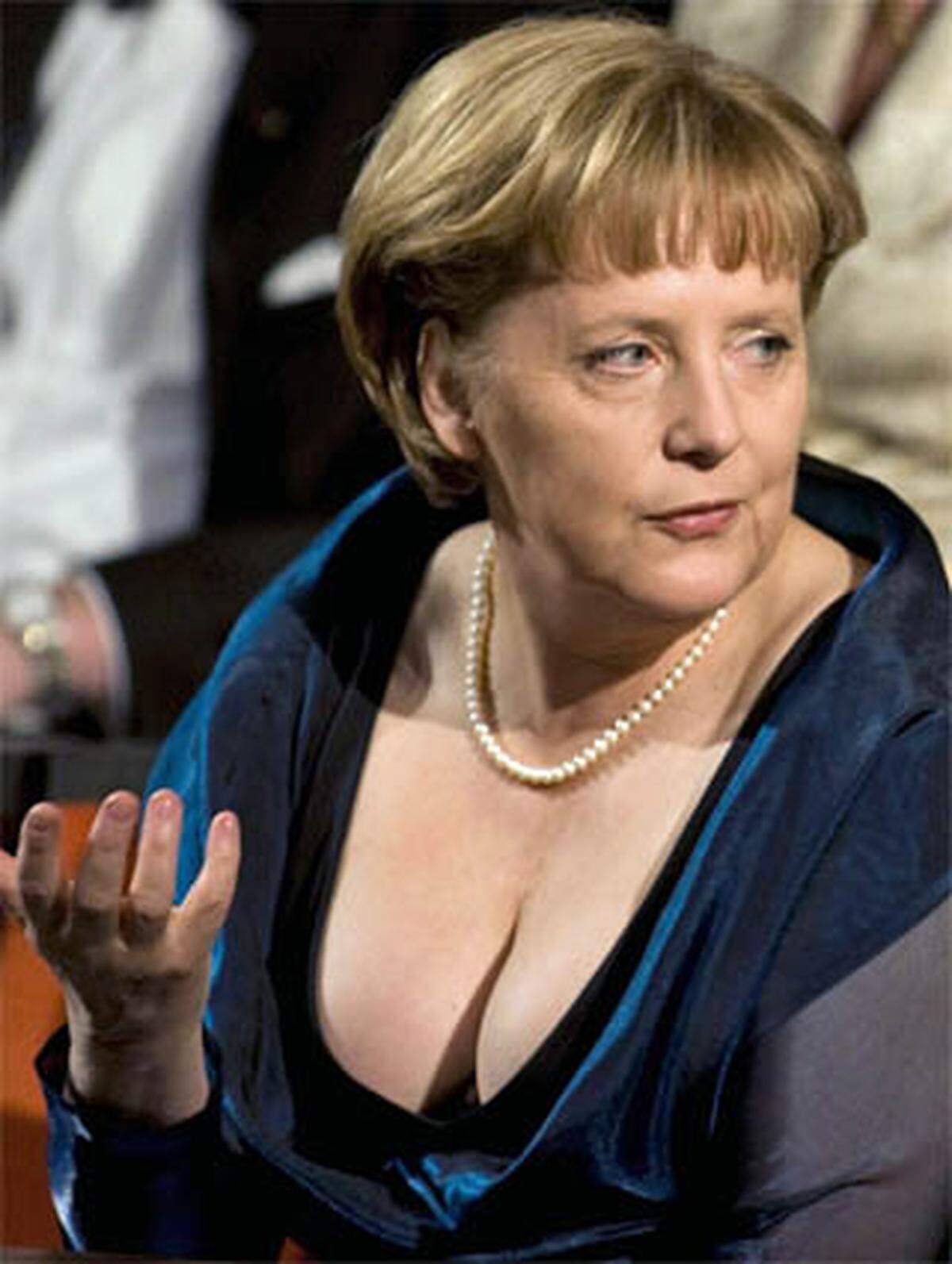Die deutsche Kanzlerin Angela Merkel gilt vielen als komplett uneitel, doch ihre Medien-Inszenierung ist perfekt: Fotos von der Seite, von unten und beim Gehen werden tunlichst vermieden. Im April sorgte Merkel bei einem Opernbesuch in Oslo mit einem tiefen Ausschnitt für Aufregung.