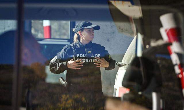 Eine rumänische Polizistin an der Grenze zu Serbien.