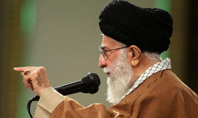 Irans oberster Führer, Ali Khamenei, und andere Regimevertreter werden in Parolen der Demonstranten aufs Korn genommen. 