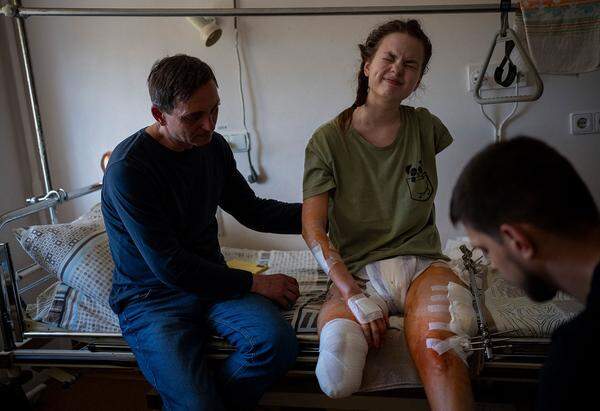 Der Spanier Emilio Morenatti beschäftigte sich ebenfalls mit dem Krieg in der Ukraine: Seine Fotos zeigen Menschen, die so schwer verletzt wurden, dass ihnen Arme oder Beine amputiert werden musste. Die hier abgebildete 21-jährige Nastia Kuzik verlor bei einem Bombenangriff ihr rechtes Bein, das linke wurde schwer verletzt.