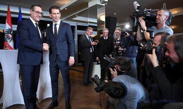 Handschlag zwischen FPÖ-Chef Strache und ÖVPChef Kurz: Nur etwa zwei Wochen nach der Regierungsbildung beschließen die neuen Koalitionspartner das Aus von roten Vorzeigeprojekten.
