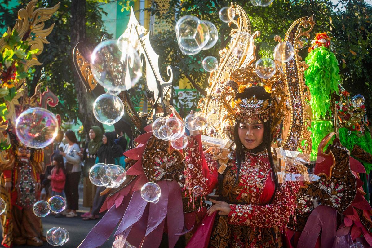 13. Juli. In der indonesischen Stadt Surakarta (meist Solo genannt) findet derzeit der alljährliche Solo Batik Karneval statt.