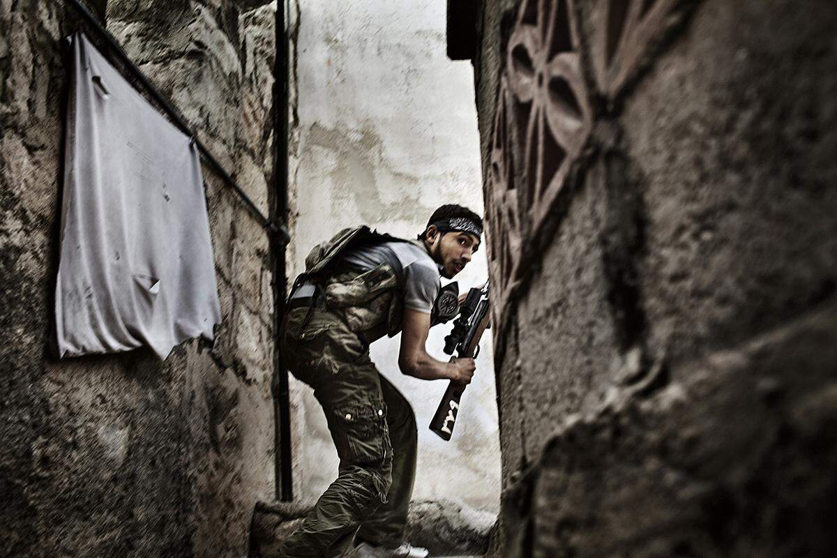 Fabio Bucciarelli, Italien, Agence France-Presse 10. Oktober 2012, Aleppo, Syrien: Ein syrischer Freiheitskämpfer geht im Bezirk Sulemain Halabi in Stellung.