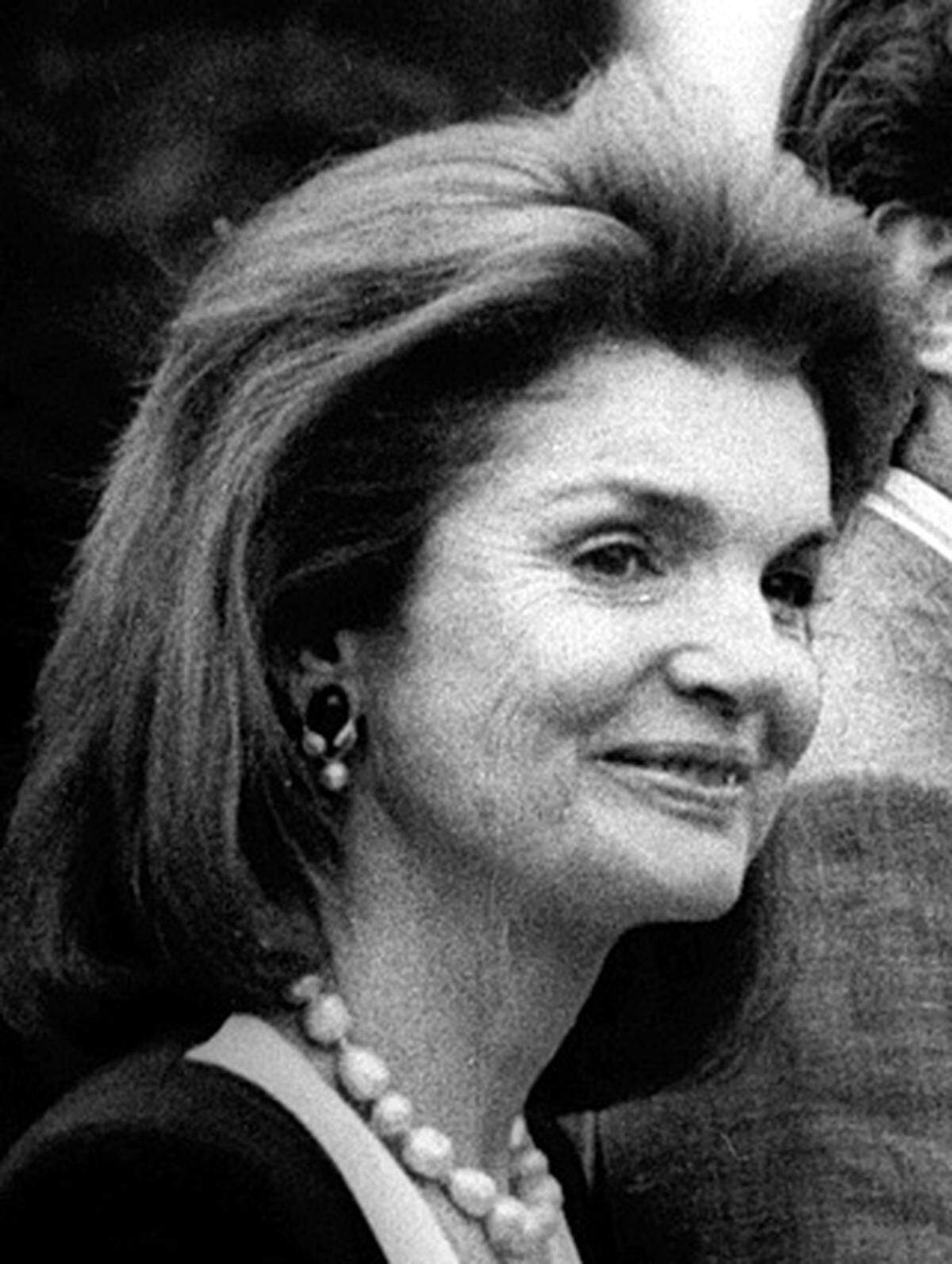 Sie war der Inbegriff einer US-First Lady: Jacqueline Kennedy: hübsch, zurückhaltend, modisch adrett und um die Einrichtung des Weißen Hauses bemüht. Besonders ihr Modestil ging um die Welt, sie wurde tausendfach kopiert - noch heute gilt der Stil der "Jackie O." (nach ihrem zweiten Ehemann Onassis) als klassisch und modern.