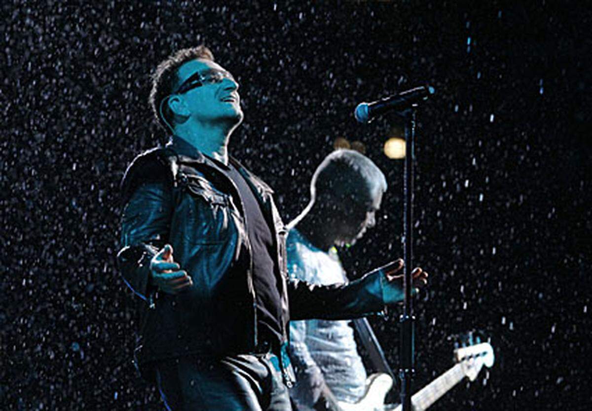 Den einzigen Nachteil ihres futuristischen "Riesenkraken" musste U2 in Moskau erleben, nämlich dass sie bei Regen die Nässe auch bekamen, was Frontmann Bono Vox immerhin zu einem kurzen Cover des Klassikers "Singin' in the Rain" animierte.