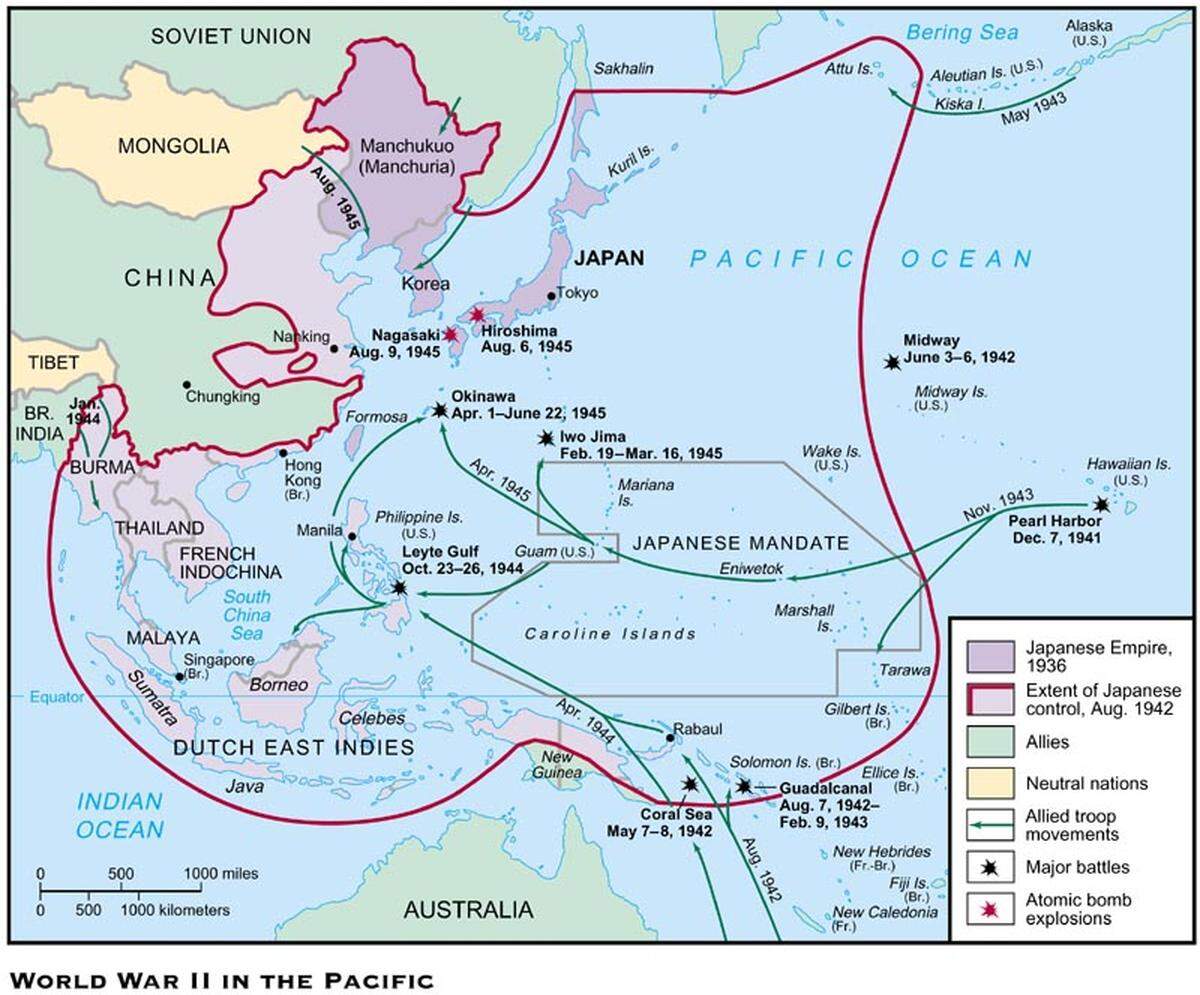 Die Vorgeschichte ist bekannt: Von Dezember 1941 bis Frühjahr 1942 hatte Japan in einem beispiellosen Sturmlauf ganz Südostasien und das Gros der west- und zentralpazifischen Inselwelt erobert und beherrschte einen Bogen von Burma über Malaysia (beide britisch) und Indonesien (holländisch) bis zu pazifischen Inselstaaten wie den Marshall Islands (seit dem 1. Weltkrieg japanisch, ursprünglich als Völkerbundmandat) - siehe die rote Linie auf der Karte. Dann liefen sich die Japaner auf Neuguinea und den Salomonen nördlich Australiens fest, im Juni 1942 erlitt ihre Flotte in der Schlacht bei Midway, einem Atoll in etwa auf halber Distanz zwischen Japan und Hawaii, eine schwere Niederlage. Von nun an ging es abwärts. Ab November 1943, vor allem aber seit Frühjahr 1944, begannen frisch gerüstete amerikanische und australische Truppen von Osten und Süden her einen gewaltigen Gegenzug, eroberten Insel für Insel zurück ("Inselspringen") und reduzierten die japanische Flotte und Luftwaffe immer weiter.