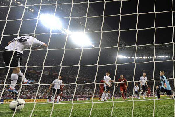 Der bitterste Moment für die Portugiesen, und der glücklichste für die Deutschen: Nach einer Ecke kommt Real-Verteidiger Pepe an den Ball und knallt ihn an die Querlatte, von dort springt das Leder auf die Linie. Kein Tor! Doppeltes Pech: In Durchgang zwei sollte auch Nani mit einer "Schussflanke" nur die Latte treffen.