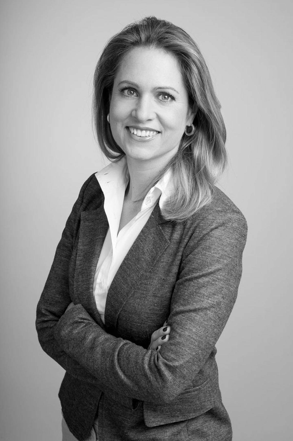 Christina Beer leitet ab sofort das Legal Department des Immobilienentwicklers 6B47 Real Estate Investors AG. Die Juristin ist Expertin im Immobilien- und Vertragsrecht und verantwortet alle juristisch anfallenden Agenden von 6B47. Nachdem Christina Beer acht Jahre Erfahrung - unter anderem in den Bereichen  Gesellschafts-, Verwaltungs-,  und Mietrecht, in der Rechtsanwaltskanzlei Mayer Serek Hauser sammelte - wechselte sie im Jänner 2014 zu 6B47. Die Wienerin absolvierte ihr Doktoratsstudium der Rechtswissenschaften an der Universität Wien. Sie ist verheiratet und hat zwei Kinder. (4. November 2014)